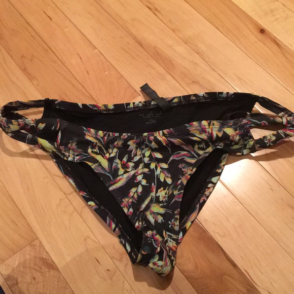 Out from under Winnie cross strap printed bikini - Picture 5 of 6